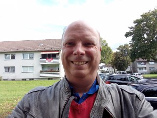Die Frontkamera produziert bei Tage noch akzeptable Selfies, aber unsaubere Farb- und Lichtübergänge sind deutlich zu sehen