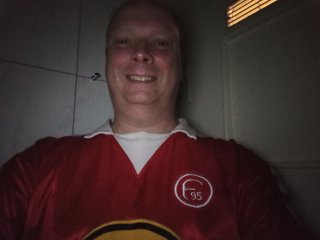 Anders sieht es bei Selfies im Dunklen aus, die einerseits nur spärlich ausgeleuchtet werden und andererseits leichte Unschärfen aufweisen