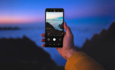 Dank des kompakten Formats kann man Fotos mit dem Wiko Y82 sogar mit nur einer Hand schießen