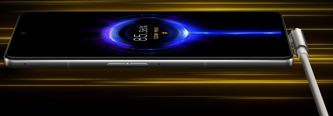 Der Akku des Xiaomi Poco F4 GT ist dank 120-W-Netzteil in einer halben Stunde geladen