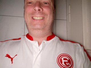 Nacht-Selfies des Xiaomi Poco F4 GT wirken etwas matt, aber die Detailgenauigkeit ist gut