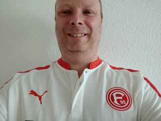 Bei Selfiies des Xiaomi Poco F4 GT fällt die natürliche Farbwiedergabe der Hautpartien auf