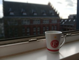 Im Porträtmodus gelingen dem Xiaomi Poco M4 Pro 5G ordentliche Bokeh-Bilder, wenngleich der Effekt etwas zu stark einsetzt