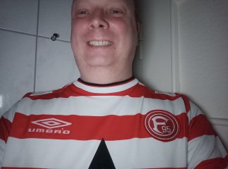 Gerade hervorstechende Details wie z.B. das Fortuna-Düsseldorf-Logo wirken bei Nachtaufnahmen des Xiaomi Poco M5s flächig