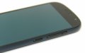 YotaPhone 2: Unter der Lautstärkewippe versteckt sich auch der Nano-SIM-Karten Slot.
