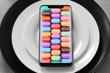 Das 6,2-Zoll-OLED-Display bietet intensive Farben und deckt fast die gesamte Vorderseite des ZTE Axon 9 Pro ab