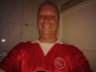 Zwar ist ein Fotolicht vorhanden, doch trotzdem weisen in Dunkelheit geschossene Selfies ein Bildrauschen auf
