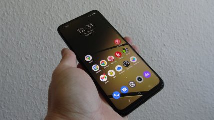 Das realme 8 5G wird über ein 6,5-LC-Display gesteuert und ist dank Kunststoffgehäuse nur 185 g schwer