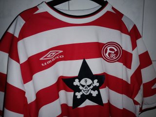 Bei nahen Objekten wie diesem Fortuna-Düsseldorf-Shirt erfasst die Hauptkamera des realme 8 5G dank hellem LED-Blitzlicht und gutem Bildsensor Farben und Formen recht detailgetreu