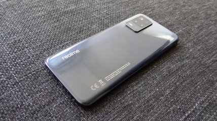 Unter der Rückseite des realme 8 5G, die schnell voller Fingerabdrücke ist, liegt der 5.000-mAh-Akku, der in der Praxis rund zwei Tage durchhält