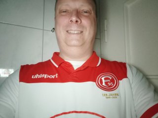 Beim Erstellen von Nacht-Selfies wird von man von einem hellen Display-Fotolicht unterstützt