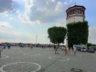 Bei Tage kommt der Samsung-Bildsensor des realme X3 SuperZoom hervorragend zurecht, wie diese Aufnahme des Düsseldorfer Schlossturms mit einfachem Zoom zeigt