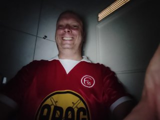 Im Dunklen merkt man, dass das Display-Fotolicht nicht ausreicht, um bei Weitwinkel-Selfies die gesamte Szene gut auszuleuchten